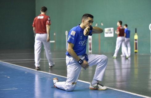 Víctor Esteban, de rodillas en las tablas de contracancha. :: d.v.
