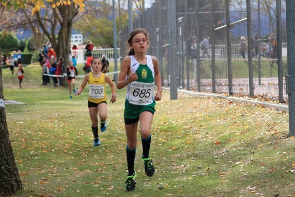 Una fondista, durante una de las pruebas de la jornada inaugural de cross en Santo Domingo. :: C.A.M.