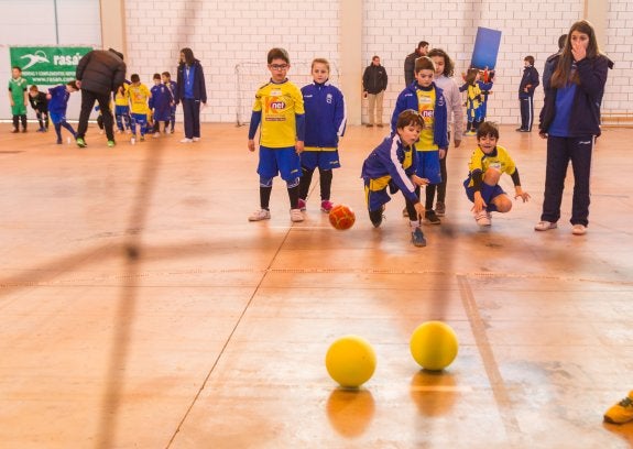 Puntería. Un grupo de niños trabaja la habilidad y puntería en un ejercicio.