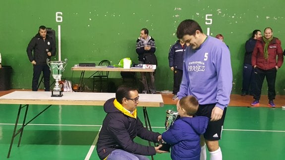 El concejal de Deportes entrega uno de los trofeos del pasado torneo de Navidad de Lafeanu. :: e.p.