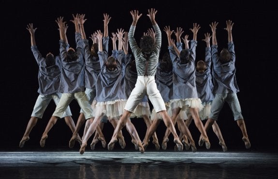 Bailarines del Víctor Ullate Ballet en el primer movimiento de 'Pastoral'. :: l.r.