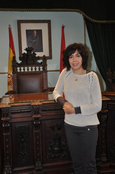 Laura Rivado, en el salón de plenos del Ayuntamiento de Haro. :: c.v.