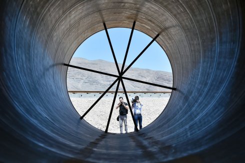 Interior de un tubo Hyperloop en Nevada, y su vagón (arriba) :: AFP