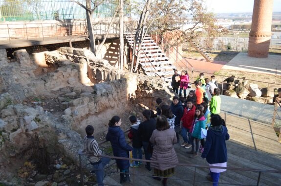 Visita escolar realizada al yacimiento de La Clínica el año pasado. :: i.á. 