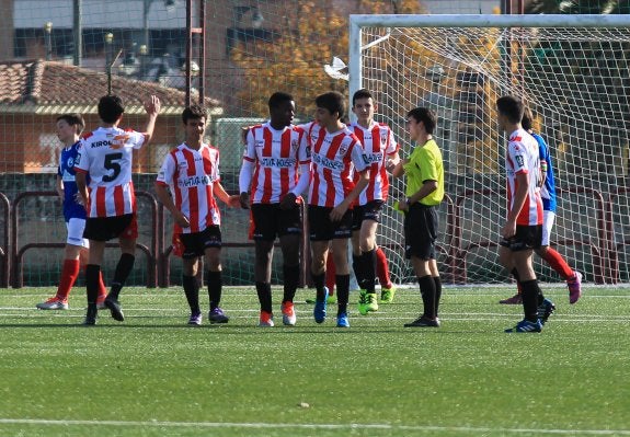 Los jugadores cadetes de la Unión Deportiva Logroñés celebran un gol, durante un partido. :: Fernando Díaz