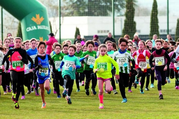 Al sprint. Salida muy rápida de una de las carreras masculinas de la jornada.