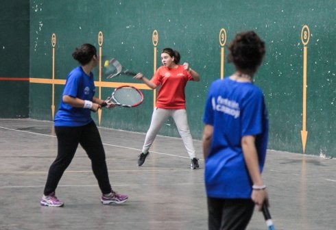 Una escolar coloca un balón, durante el calentamiento previo al partido. 
