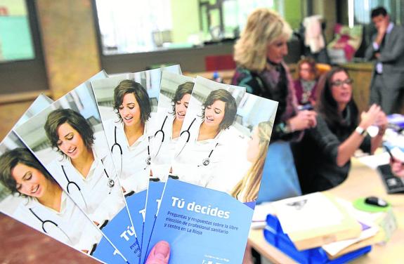 Personal de 'Salud Responde' explica a un ciudadano los pasos a seguir para ejercer el derecho a la libre elección de médico. ::