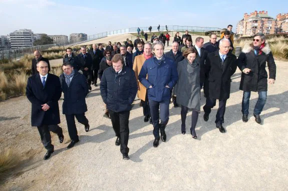El ministro De la Serna acompañado de autoridades regionales y locales durante su visita del jueves a Logroño. :: juan marín