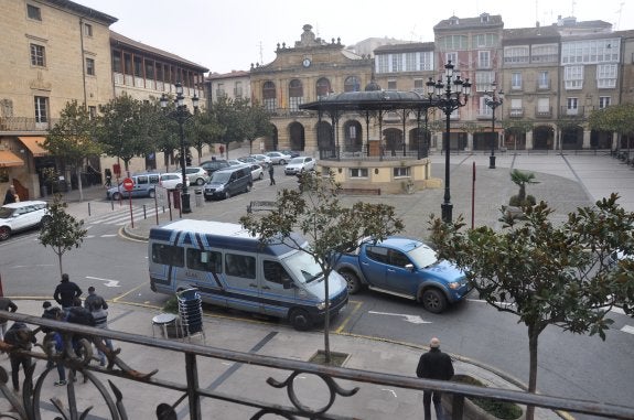 El autobús de sustitución lleva ofreciendo el servicio desde el pasado mes de diciembre. :: c.v.