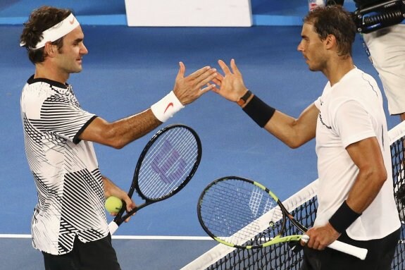 Nadal y Federer, dos amigos, conversan con el partido concluido y el triunfo en el historial del suizo. :: efe