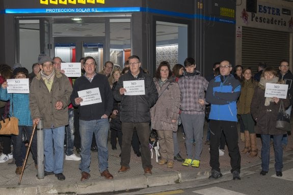 Comerciantes y vecinos de la zona se manifestaron pacíficamente en la acera que une avenida de La Rioja con la calle Alemania. :: Donézar