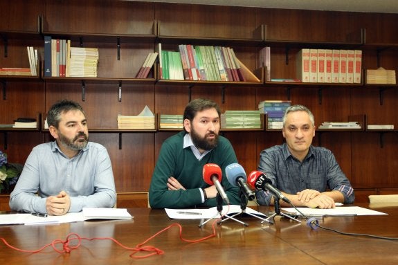 Jesús Izquierdo (UGT), Eduardo Fernández (FER) y Jorge Ruano (CCOO), ayer en la sede del Tribunal Laboral de La Rioja. :: justo rodríguez