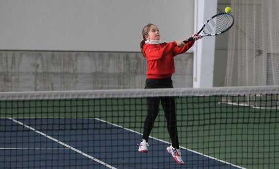Una niña, durante uno de los primeros partidos de tenis de la competición escolar. :: Fernando Díaz