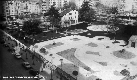 Vista aérea del parque Gallarza en 1969 y, en detalle, la facha del edificio derruido esta semana.
