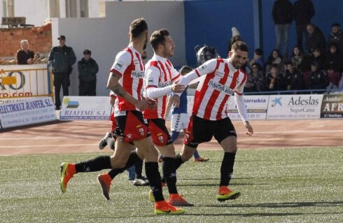 Adrián León y Luca Ferrone celebran con Álvaro Traver el gol de este último. alemoy
