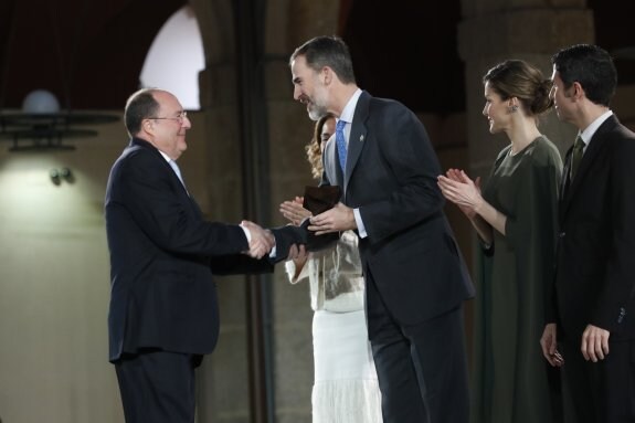 Momento en el que Felipe VI hace entrega del premio a Carlos Moro. :: Casa de S.M. el Rey