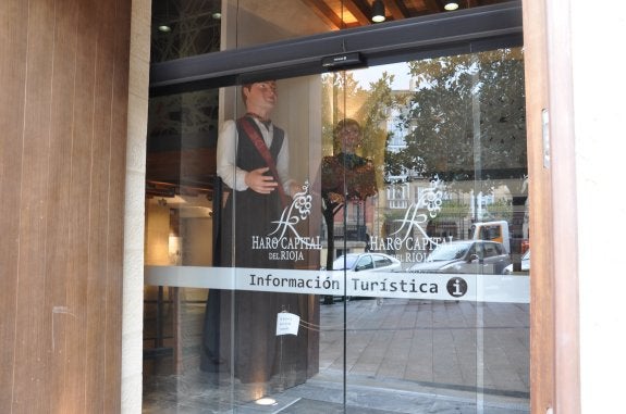 La empresa se tendrá que encargar también de llevar la oficina de turismo con un horario más amplio. :: c.v.