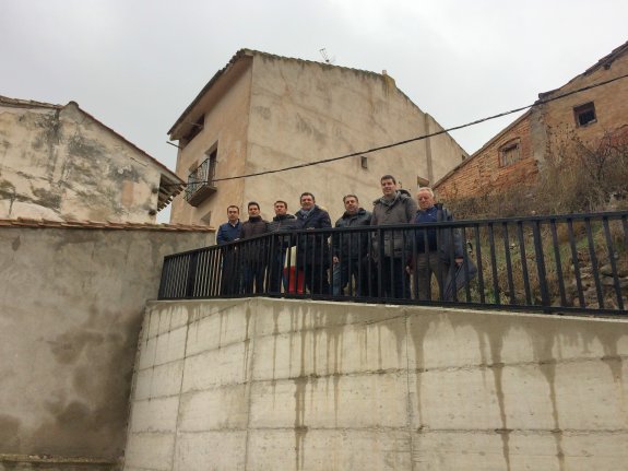 Cuevas y el alcalde de Lagunilla, en la calle del Arco. rioja