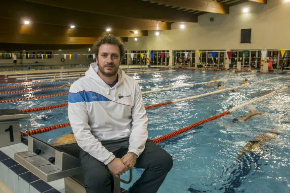 Álex López, en las instalaciones del Javier Adarraga donde entrena con el Club Natación Logroño. :: justo rodríguez