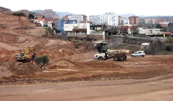 Trabajos en la urbanización El Sol, una promoción de unifamiliares que no llegó a desarrollarse. :: e.p.