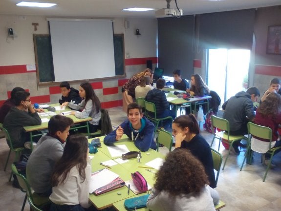 Los alumnos trabajan en grupo la prevención de la violencia. :: 