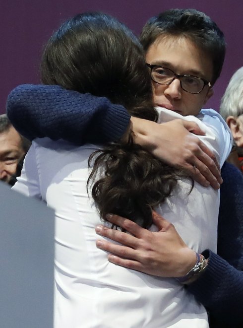 Errejón se abraza a Iglesias tras conocerse los resultados. :: efe