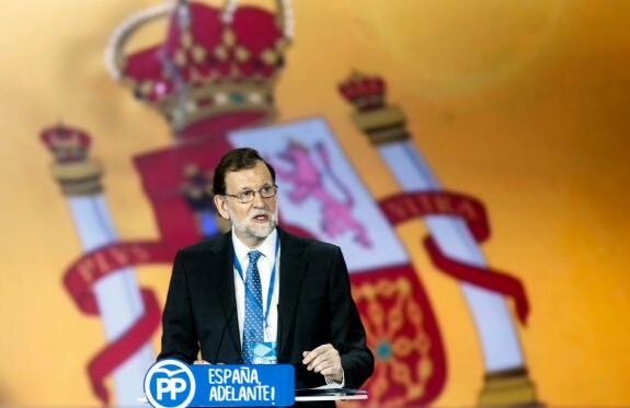 Mariano Rajoy, ayer, durante la clausura del XVIII Congreso Nacional del PP en la Caja Mágica de Madrid. :: óscar del pozo