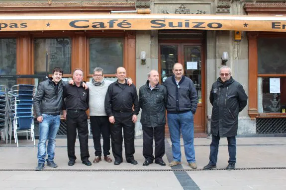 Julio Gallo, segundo por la derecha, posa con algunos empleados y clientes del Café Suizo. :: 