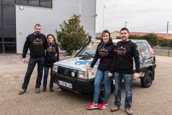 Álvaro Tecedor, Adelaida Alútiz, Ana Belén Galán y Diego Robledo, con uno de los Panda. :: 