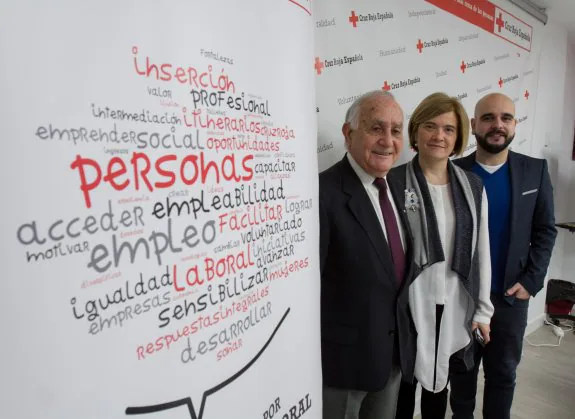 Fernando Reinares, Paloma Corres y Diego Alonso posan en la sede de Cruz Roja. :: DÍAZ URIEL
