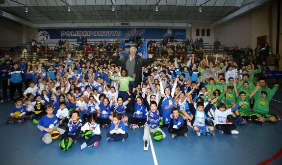 Fernando Romay, en el centro de la foto, rodeado por la cantera del Clavijo y del BBR. :: 