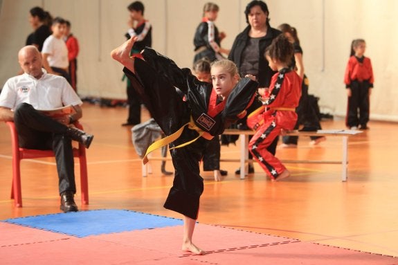 Una niña realiza uno de sus ejercicios, observada por  el juez, en una jornada anterior. :: Fernando Díaz