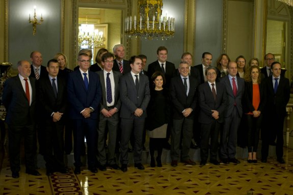 Los delegados del Gobierno con Sáenz de Santamaría. 