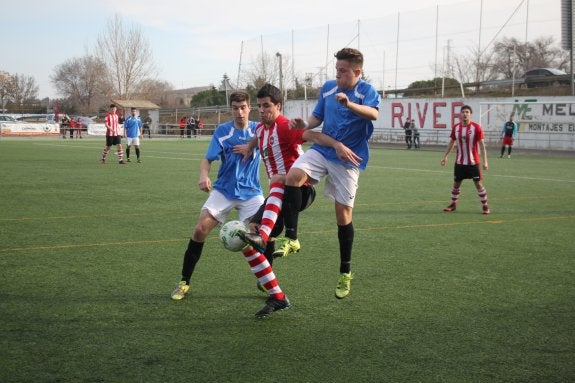 La defensa del Villegas tapa una intentona de Mauleón. :: 