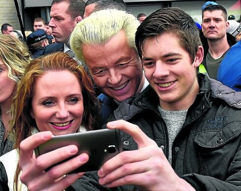 Simpatizantes del partido de Wilders se hacen fotos con el candidato ultra. :: JOHN THYS / afp
