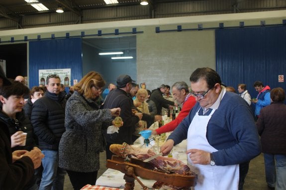 Pringadas de aceite con sal, azúcar o ajo y con un buen trozo de jamón. ::