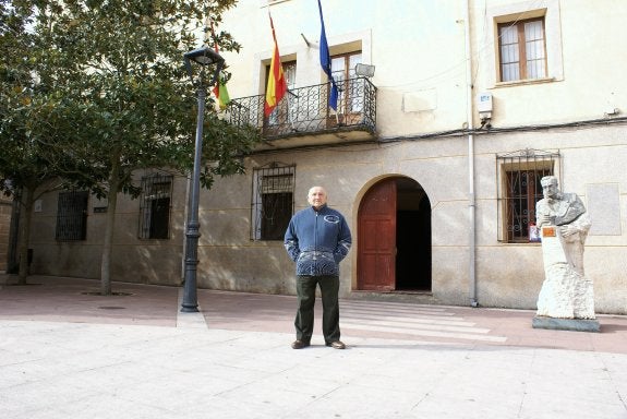 Carlos Benito posa delante del Ayuntamiento, en cuyo lugar irá el nuevo edificio. :: 