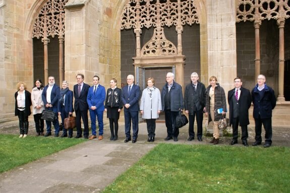 Los participantes en la reunión anual del Patronato de Santa María La Real posan en el claustro del monasterio, antes de la sesión. :: 