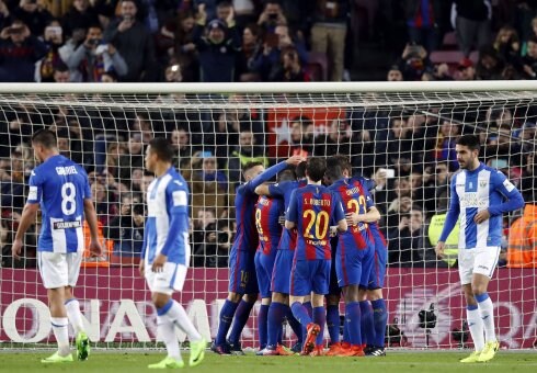 Los jugadores del Barcelona protegen a Leo Messi después de que éste no celebrara el segundo gol. :: efe