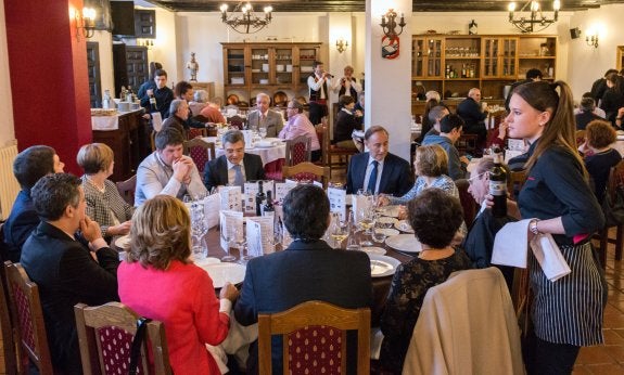 Mesa de autoridades, ayer, durante la comida de las jornadas. :: 