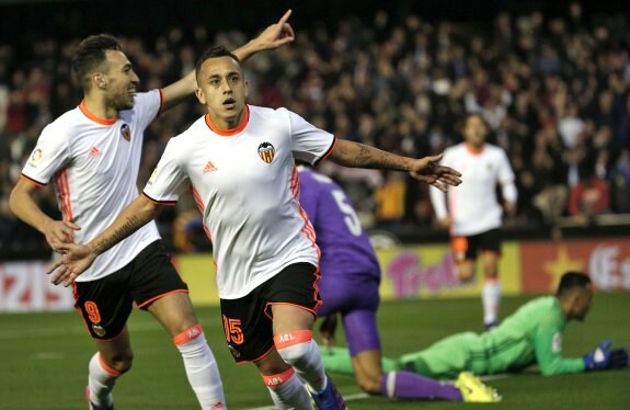 Orellana festeja su gol al Real Madrid, al que ya marcó esta misma temporada con el Celta. :: efe