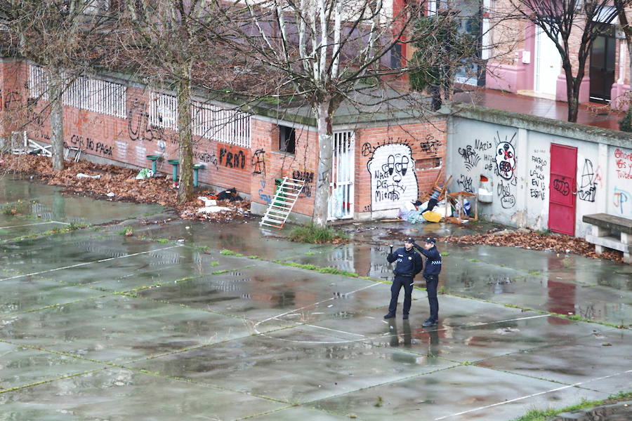 Dos agentes de Policía vigilan en el patio del viejo Maristas. 