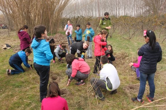 Los niños acondicionan las riberas del río. 