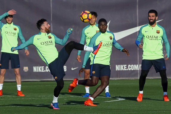 Leo Messi intenta controlar el balón durante el entrenamiento de ayer. :: efe