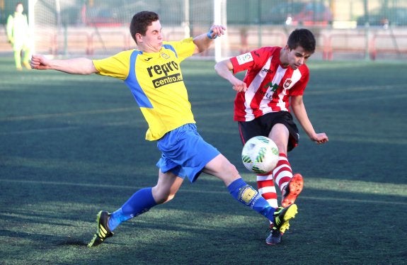 Pugna por el balón en La Estrella. ::