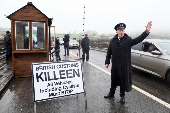 Manifestantes contra el abandono británico de la UE instalan un control simulado en Killeen, cerca de Dundalk, en Irlanda. :: paul faith / afp