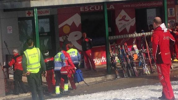 Servicios de atención médica y Guardia Civil en el entorno del botiquín de las pistas. 