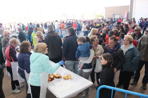 Cientos de personas de todas las edades saborearon el primer aceite de la campaña en la XIX Fiesta de la Pringada arnedana. :: 