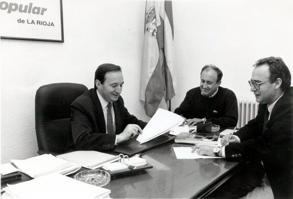 Pedro Sanz, Luis Alegre y José Ignacio Ceniceros, en la sede del PP en 1995.  :: fernando díaz